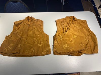 Quatre jupes en soie brodée et trois vestes jaunes de type 'magua', Chine, 19/20ème — photo 6