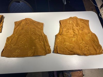 Quatre jupes en soie brodée et trois vestes jaunes de type 'magua', Chine, 19/20ème — photo 7