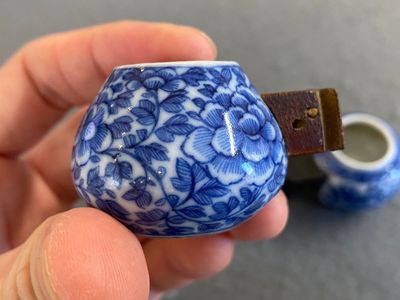 Quatre mangeoires d'oiseaux en porcelaine de Chine en bleu, blanc et rouge de cuivre, 19ème — photo 15