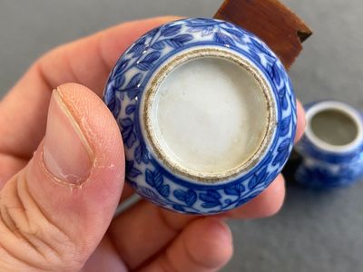 Quatre mangeoires d'oiseaux en porcelaine de Chine en bleu, blanc et rouge de cuivre, 19ème — photo 18