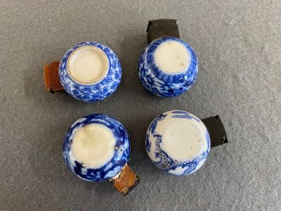 Quatre mangeoires d'oiseaux en porcelaine de Chine en bleu, blanc et rouge de cuivre, 19ème — photo 2