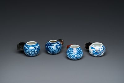 Quatre mangeoires d'oiseaux en porcelaine de Chine en bleu, blanc et rouge de cuivre, 19ème