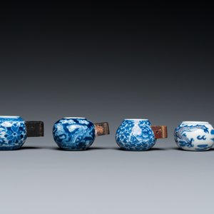 Quatre mangeoires d'oiseaux en porcelaine de Chine en bleu, blanc et rouge de cuivre, 19ème — photo 4