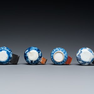 Quatre mangeoires d'oiseaux en porcelaine de Chine en bleu, blanc et rouge de cuivre, 19ème — photo 7