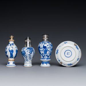 Quatre objets en porcelaine de Chine en bleu et blanc aux montures en argent, Kangxi — photo 3
