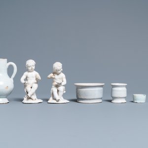 Quatre petits pots de pharmacie, une verseuse et une paire de figures en faïence blanche de Delft, 17/19ème — photo 2