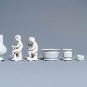 Quatre petits pots de pharmacie, une verseuse et une paire de figures en faïence blanche de Delft, 17/19ème — photo 5