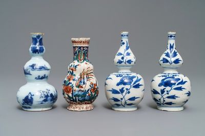 Quatre petits vases en faïence de Delft palette cachemire et bleu et blanc, fin du 17ème