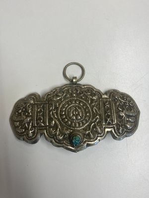 Quatre phurbas en bronze et bois, un 'kapala' ou bol en forme de crâne, une paire de tingsha en laiton et deux ornements en argent, Tibet, 19ème — photo 13