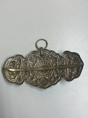 Quatre phurbas en bronze et bois, un 'kapala' ou bol en forme de crâne, une paire de tingsha en laiton et deux ornements en argent, Tibet, 19ème — photo 15