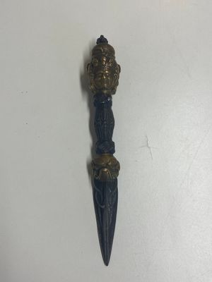 Quatre phurbas en bronze et bois, un 'kapala' ou bol en forme de crâne, une paire de tingsha en laiton et deux ornements en argent, Tibet, 19ème — photo 18