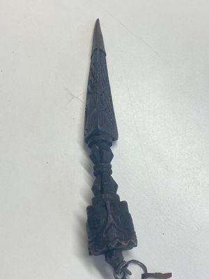Quatre phurbas en bronze et bois, un 'kapala' ou bol en forme de crâne, une paire de tingsha en laiton et deux ornements en argent, Tibet, 19ème — photo 22