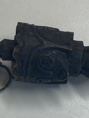 Quatre phurbas en bronze et bois, un 'kapala' ou bol en forme de crâne, une paire de tingsha en laiton et deux ornements en argent, Tibet, 19ème — photo 23