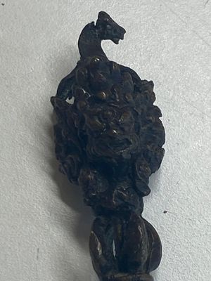 Quatre phurbas en bronze et bois, un 'kapala' ou bol en forme de crâne, une paire de tingsha en laiton et deux ornements en argent, Tibet, 19ème — photo 25