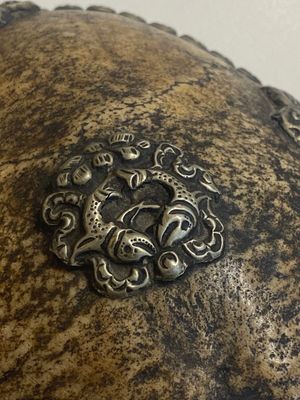 Quatre phurbas en bronze et bois, un 'kapala' ou bol en forme de crâne, une paire de tingsha en laiton et deux ornements en argent, Tibet, 19ème — photo 3