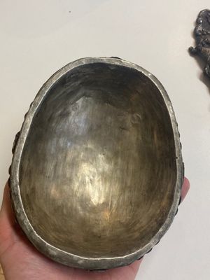 Quatre phurbas en bronze et bois, un 'kapala' ou bol en forme de crâne, une paire de tingsha en laiton et deux ornements en argent, Tibet, 19ème — photo 4
