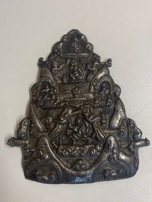 Quatre phurbas en bronze et bois, un 'kapala' ou bol en forme de crâne, une paire de tingsha en laiton et deux ornements en argent, Tibet, 19ème — photo 5