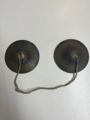 Quatre phurbas en bronze et bois, un 'kapala' ou bol en forme de crâne, une paire de tingsha en laiton et deux ornements en argent, Tibet, 19ème — photo 9