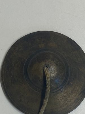 Quatre phurbas en bronze et bois, un 'kapala' ou bol en forme de crâne, une paire de tingsha en laiton et deux ornements en argent, Tibet, 19ème — photo 10