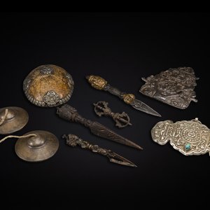 Quatre phurbas en bronze et bois, un 'kapala' ou bol en forme de crâne, une paire de tingsha en laiton et deux ornements en argent, Tibet, 19ème — photo 1