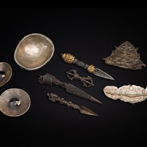 Quatre phurbas en bronze et bois, un 'kapala' ou bol en forme de crâne, une paire de tingsha en laiton et deux ornements en argent, Tibet, 19ème — photo 2