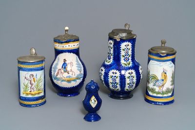 Quatre pichets aux couvercles en étain et une saupoudreuse en faïence de Bruxelles, 18/19ème