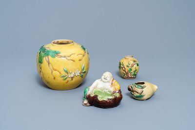 Quatre pièces en biscuit émaillé verte, Chine, 19/20ème