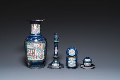 Quatre pièces en émaux de Canton à fond bleu, Chine, Qianlong/Jiaqing