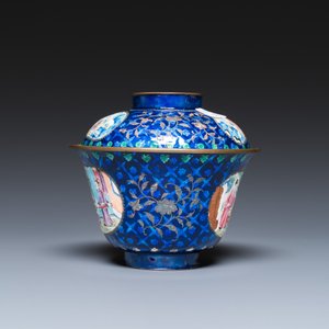 Quatre pièces en émaux de Canton à fond bleu, Chine, Qianlong/Jiaqing — photo 19