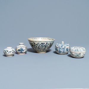 Quatre pièces en grès porcelaineux d'Annam ou Vietnam et un petit pot chinois en bleu et blanc, 15/16ème — photo 1