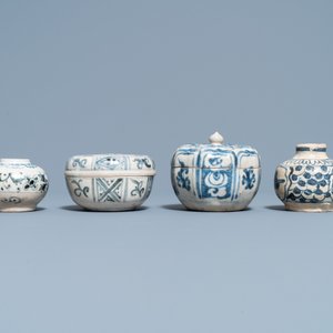 Quatre pièces en grès porcelaineux d'Annam ou Vietnam et un petit pot chinois en bleu et blanc, 15/16ème — photo 9