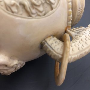 Quatre pièces en ivoire sculpté incl. un brûle-parfum et un modèle de Bouddha, Chine et Inde, fin du 19ème/début du 20ème — photo 12