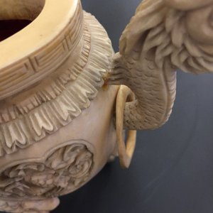 Quatre pièces en ivoire sculpté incl. un brûle-parfum et un modèle de Bouddha, Chine et Inde, fin du 19ème/début du 20ème — photo 9