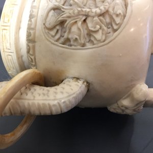 Quatre pièces en ivoire sculpté incl. un brûle-parfum et un modèle de Bouddha, Chine et Inde, fin du 19ème/début du 20ème — photo 10