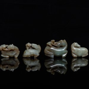 Quatre pièces en jade céladon et rouille sculpté figurant des chevaux et des singes, Chine, 19ème — photo 2