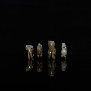 Quatre pièces en jade céladon et rouille sculpté figurant des chevaux et des singes, Chine, 19ème — photo 4