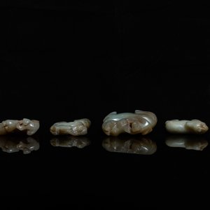 Quatre pièces en jade céladon et rouille sculpté figurant des chevaux et des singes, Chine, 19ème — photo 7