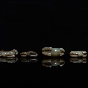 Quatre pièces en jade céladon et rouille sculpté figurant des chevaux et des singes, Chine, 19ème — photo 8