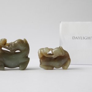 Quatre pièces en jade céladon et rouille sculpté figurant des chevaux et des singes, Chine, 19ème — photo 9