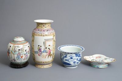 Quatre pièces en porcelaine de Chine bleu et blanc et famille rose, 19/20ème
