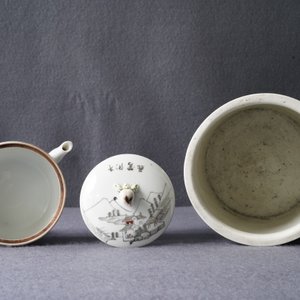 Quatre pièces en porcelaine de Chine famille rose et grisaille, 19/20ème — photo 12