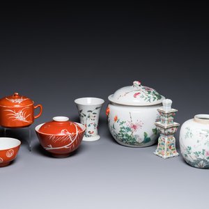 Quatre pièces en porcelaine de Chine famille rose et trois à fond rouge de corail, 19/20ème — photo 1