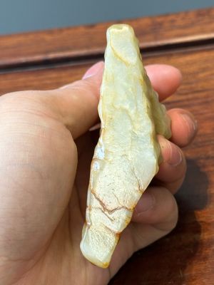 Quatre pièces sculptées en jade blanc, céladon et rouille, Chine, Qing — photo 21