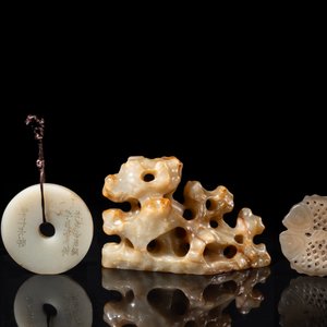 Quatre pièces sculptées en jade blanc, céladon et rouille, Chine, Qing — photo 2