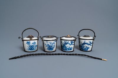 Quatre pipes à eau en porcelaine de Chine 'Bleu de Hue' pour le Vietnam, 19ème