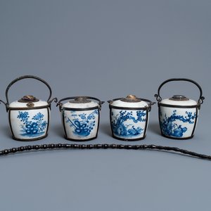 Quatre pipes à eau en porcelaine de Chine 'Bleu de Hue' pour le Vietnam, 19ème — photo 1