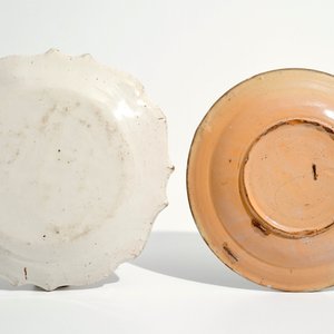 Quatre plats en faïence régionale, incl. un plat à barbes, France, 18ème — photo 3