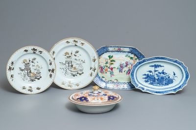 Quatre plats en porcelaine de Chine bleu et blanc, famille rose et grisaille, et une terrine pour le marché américain, Qianlong/Jiaqing