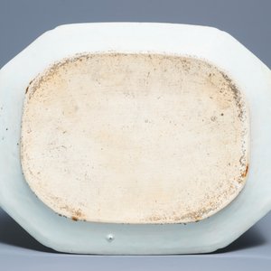 Quatre plats en porcelaine de Chine bleu et blanc, famille rose et grisaille, et une terrine pour le marché américain, Qianlong/Jiaqing — photo 3