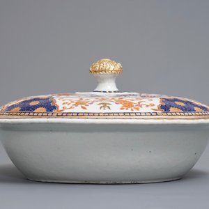Quatre plats en porcelaine de Chine bleu et blanc, famille rose et grisaille, et une terrine pour le marché américain, Qianlong/Jiaqing — photo 9
